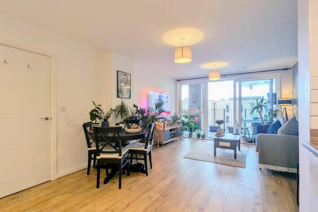 Canal Side Apartment With Balcony, Secure Parking, Self Check-In, Fast Wifi And Smart Tv With Sky Tv And Netflix By Yoko Property Milton Keynes Eksteriør billede